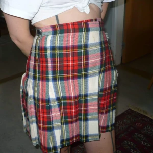 Vintage Rutig kjol  - Super gullig kjol, klassiskt rutig och den går omlott och man kan sjustera i midja hur tight den sitter 