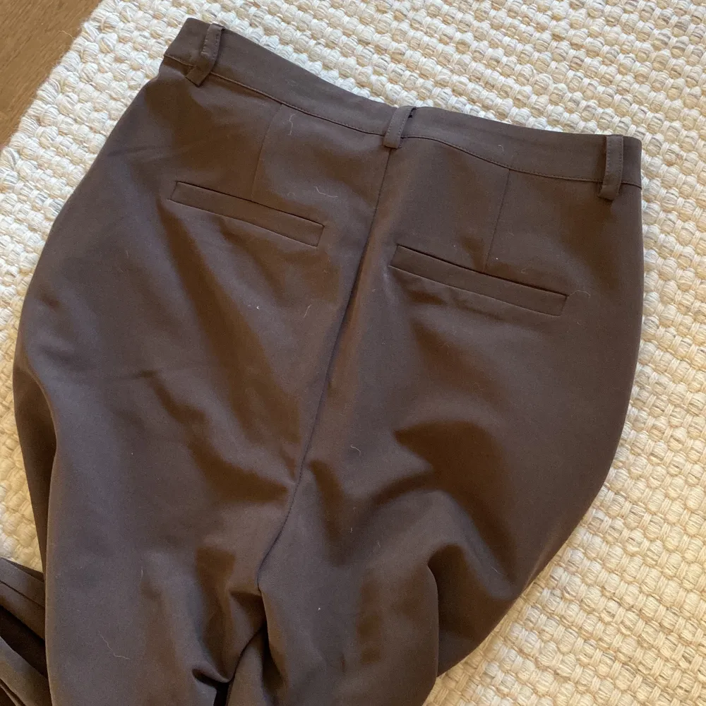 Skitsnygga bruna raka kostymbyxor från nakd i strl 40. Innerbenslängden är 85cm! Det är bara att höra av sig vid frågor eller om du är intresserad🌻. Jeans & Byxor.