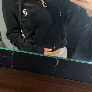 Juicy Couture - Juicy Couture zip hoodie, Storlek M men passar mig bra som har S. Använd endast fåtal gånger.  Köpt i butik ❣️