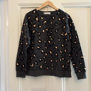 Tröja från By Malina - Tröja från By Malina i fint skick. Grön-grå i färgen med print. 