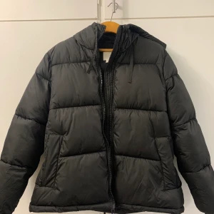 Jacka storlek s - Efterfrågad jacka från hm i superfint skick. Hör av dig vid frågor! Köparen står för frakten!💓 Köp direkt för 400. Högsta bud 370❤️