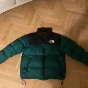 North face jacka nypris 3000kr. Säljer eftersom den blivit för liten för mig - Skick 8/10, pyttelitet hål men knappt märkbart