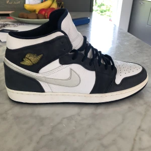 Air Jordan 1 midnight navy 2001 - Air Jordan 1 från 2001. I närmast nyskick. Använts mindre än fem gånger. Finns liten spricka i plasten på loggan (se bild). Skickar gärna fler bilder. Pris på eBay 1600-4000kr 