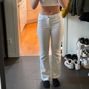 Replay Jeans - Säljer dessa snygga lågmidjade jeans med bootcut ifrån Replay. Säljer de för de tyvärr är för korta på mig som är 165cm 🌸 De är i använt skick och har en liten fläck på baksidan 💕 Köparen står för frakt 🦋 Kan gå ner i pris vid snabb affär 🌸