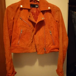 Biker jacka  - Röd mocka jacka i biker stil. Vintage stil o rockig ;) lite sliten men inget som stör 