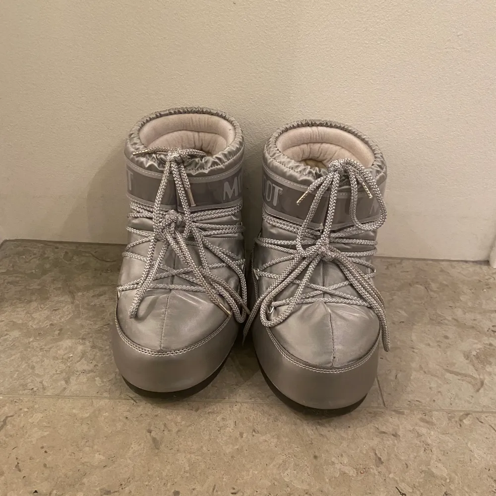 Ett par skit kola moon boots låga i silver. De är i bra sick som du ser på bilderna och storlek 38-41. Skriv vid intresse❣️. Skor.