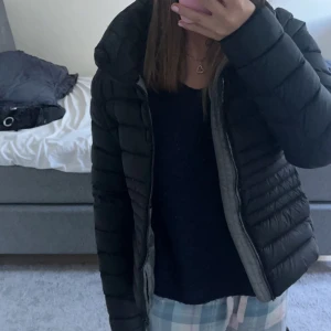 Colmar jacka  - Snygg colmarjacka. Köpte den förra året. Sparsamt använt och inga defekter eller liknande. Lapp finns kvar och även en qr kod inuti jackan för bevis på äktigheten. Storleken är 172 men passar som s-m. Nypris ca3000 pris kan diskuteras. ❤️ skriv för frågor!