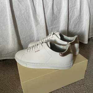 Säljer ett par Axel Arigato Clean 90 Contrast Sneakers! Då jag beställde fel storlek är skorna inte ens testade på!🥰✨