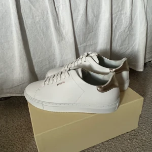 Axel Arigato skor  - Säljer ett par Axel Arigato Clean 90 Contrast Sneakers! Då jag beställde fel storlek är skorna inte ens testade på!🥰✨