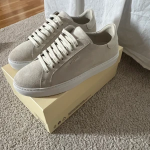 Axel Arigato skor  - Säljer ett par Axel Arigato Clean 90 Sneakers! Då jag beställde fel storlek är skorna inte ens testa på!✨🥰