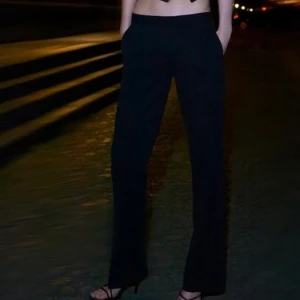 Kostymbyxor  - Lågmidjade kostymbyxor från Zara, storlek XS, passar mig som vanligtvis har 36 i byxor