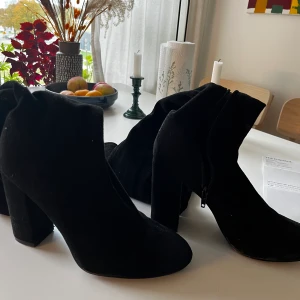 Overknee-stövlar - Nästan helt oanvända, använt fåtal gånger. Svarta högklackade overknee-stövlar, unfär 8 cm hög klack. 