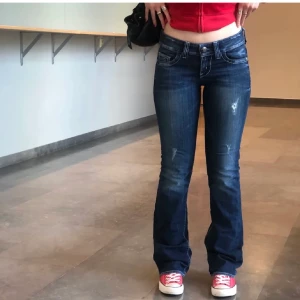 low waist jeans - Köpta här på plick men passade tyvärr inte, bilderna är lånade❤️ modellen på bilderna är 164.