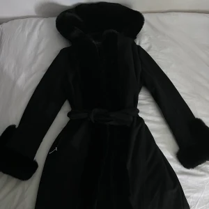 Svart Pälskappa  - Säljer min Svarta pälskappa, använt den en vinter bara och inte haft så mycket användning av den resten av tiden. Köpte den för ca 2 år sedan. Väldigt varm och skön är den. Hadr sagt att den kan passa M/S oxå. Liten i storlek.