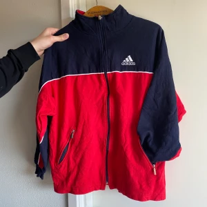 Adidas jacka  - Snygg adidas jacka / kofta. Vintage men i mycket bra skick! Passar som en S. 