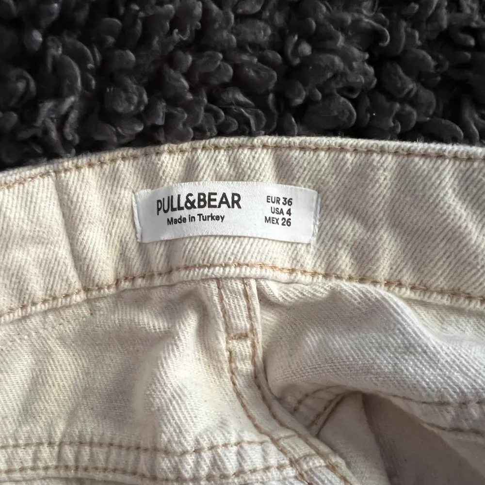 Dessa fina beiga jeansen från pull&bear. Säljer då dom är för stora och inte min stil. Jeans & Byxor.
