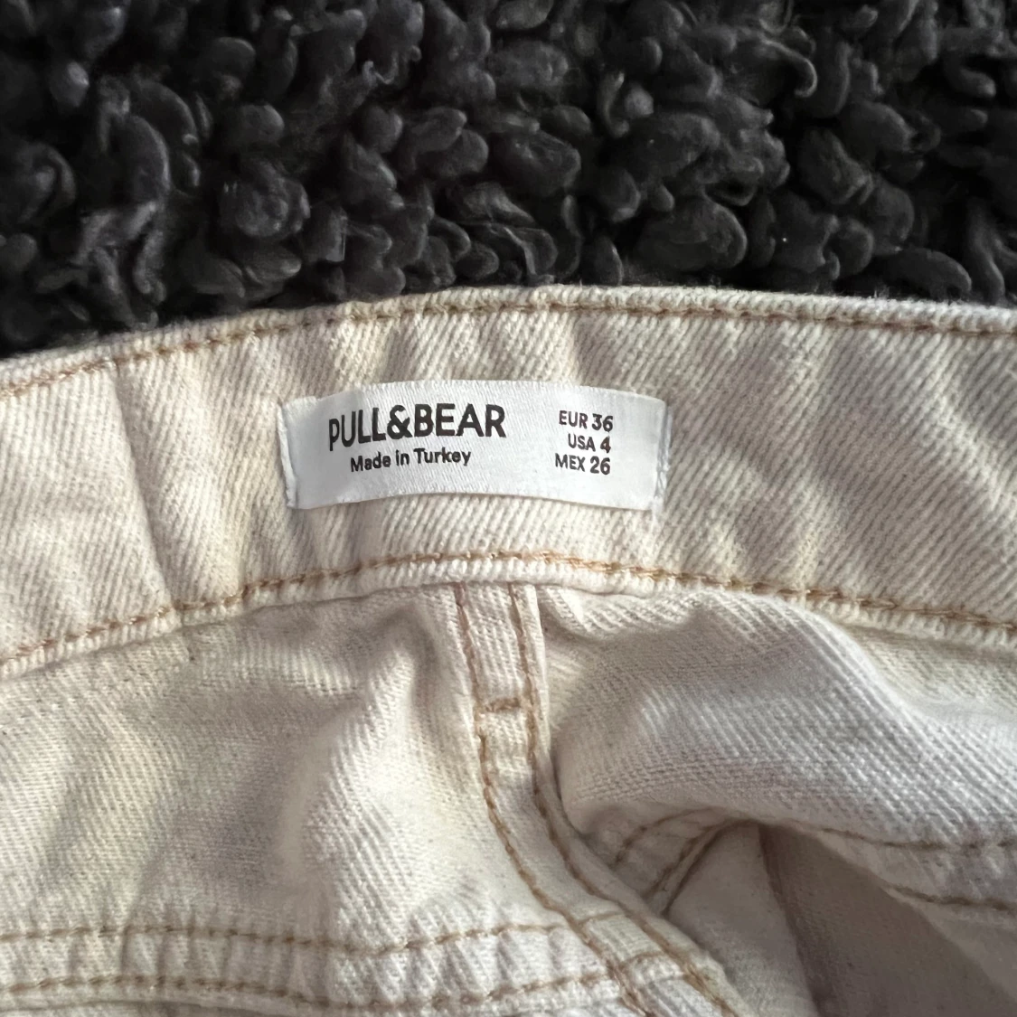 Beiga jeans från pull&bear - 91