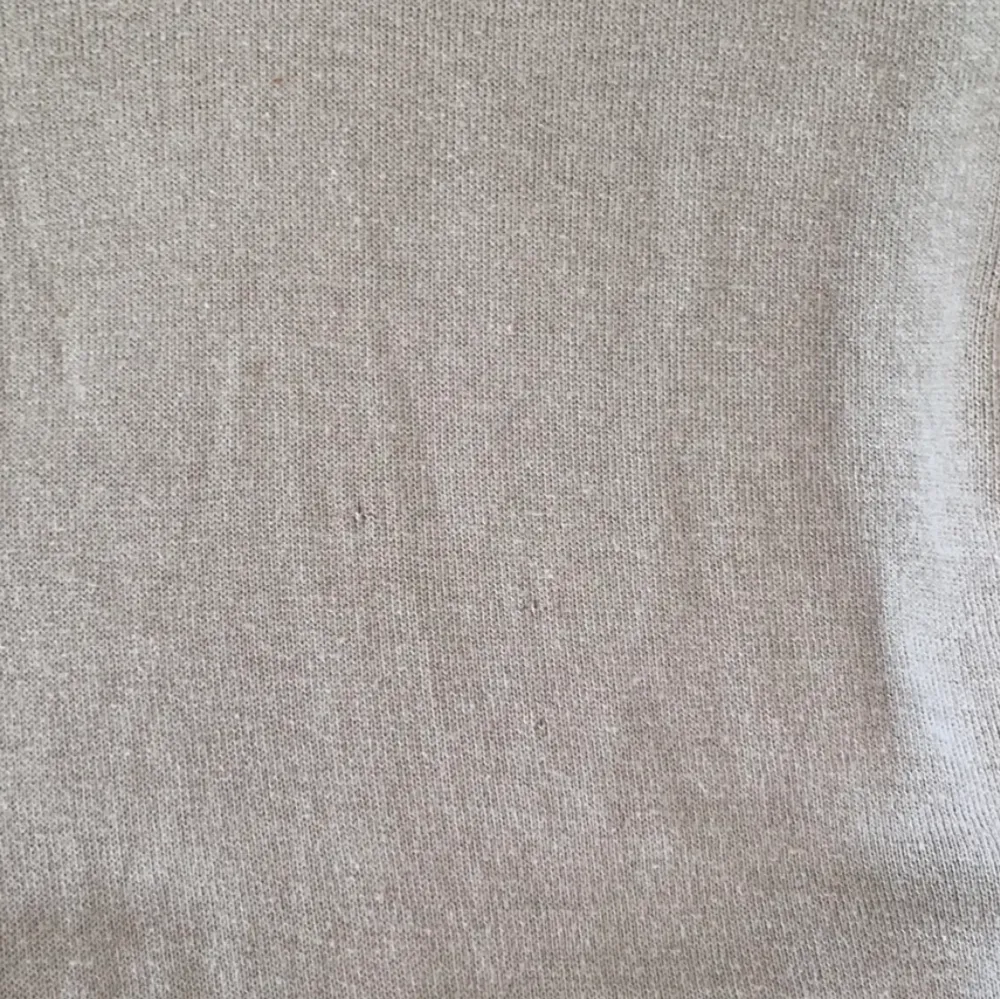 Säljer denna beige tröja från NAKD som är perfekt till hösten! Den är i jättelent ganska tunnt tyg och är i bra skick men har några få små defekter (bild 2), men är inget som syns mycket. Är i storlek S💛. Tröjor & Koftor.