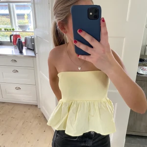 Bandeu top  - Tänkte sälja min superfina bandeau top från zara som EJ säljs längre!! Storlek M men sitter bra på mig som vanligtvis har S❤️