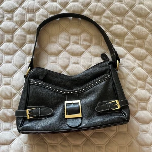 Second hand väska 🕺 - Söt liten väska som jag köpte på second hand. Frakt tillkommer. Klicka gärna på köp direkt, smidigt! ❤️ 34 i bredd, 17 i höjd och 10 i djup