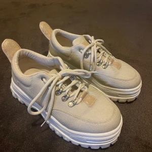 Beiga sneakers  - Ett par skitcoola och snygga sneakers!!! Beiga och lite glittriga detaljer. Älskar dem här skorna men dem är tyvärr lite för små för mig:( Storlek 41, men som sagt lite små i storleken så är mer som 40💕💕 skriv vid intresse eller frågor/fler bilder🥰