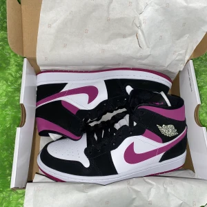 Air jordan 1 mid 41 - Wmns air Jordan 1 mid black Cactus flower white i storlek 41 Helt nya i kartong  Har kvitto  Kan mötas i Stockholm eller skickas