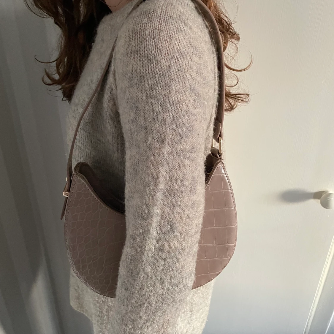 ASOS DESIGN - Gräddvit, krokodilskinnsmönstrad axelväska med lång rem och rundad design - 90