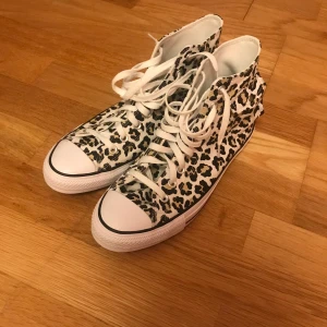 Converse Chuck Taylor Leopard - Helt nya och oanvända Converse Chuck Taylor Leopard i storlek 42,5. Finns att hämta i Rågsved och kan även mötas i centrala Stockholm. Kan fraktas och frakten betalas av köparen