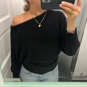 Stickad one shoulder tröja - Fint skick! Sjukt snygg tröja till hösten och passar till allt💕Älskar detaljen med one shoulder!