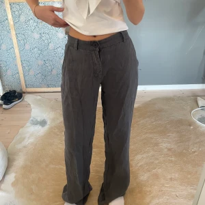 Gråa linnebyxor  - Fina gråa linnebyxor köpta i Paris, helt oanvända. Köpta för 500 kr💕 köp direkt för 350 eller buda! 