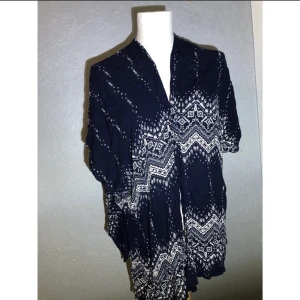 Poncho/kofta -  poncho/kofta i fint mönster