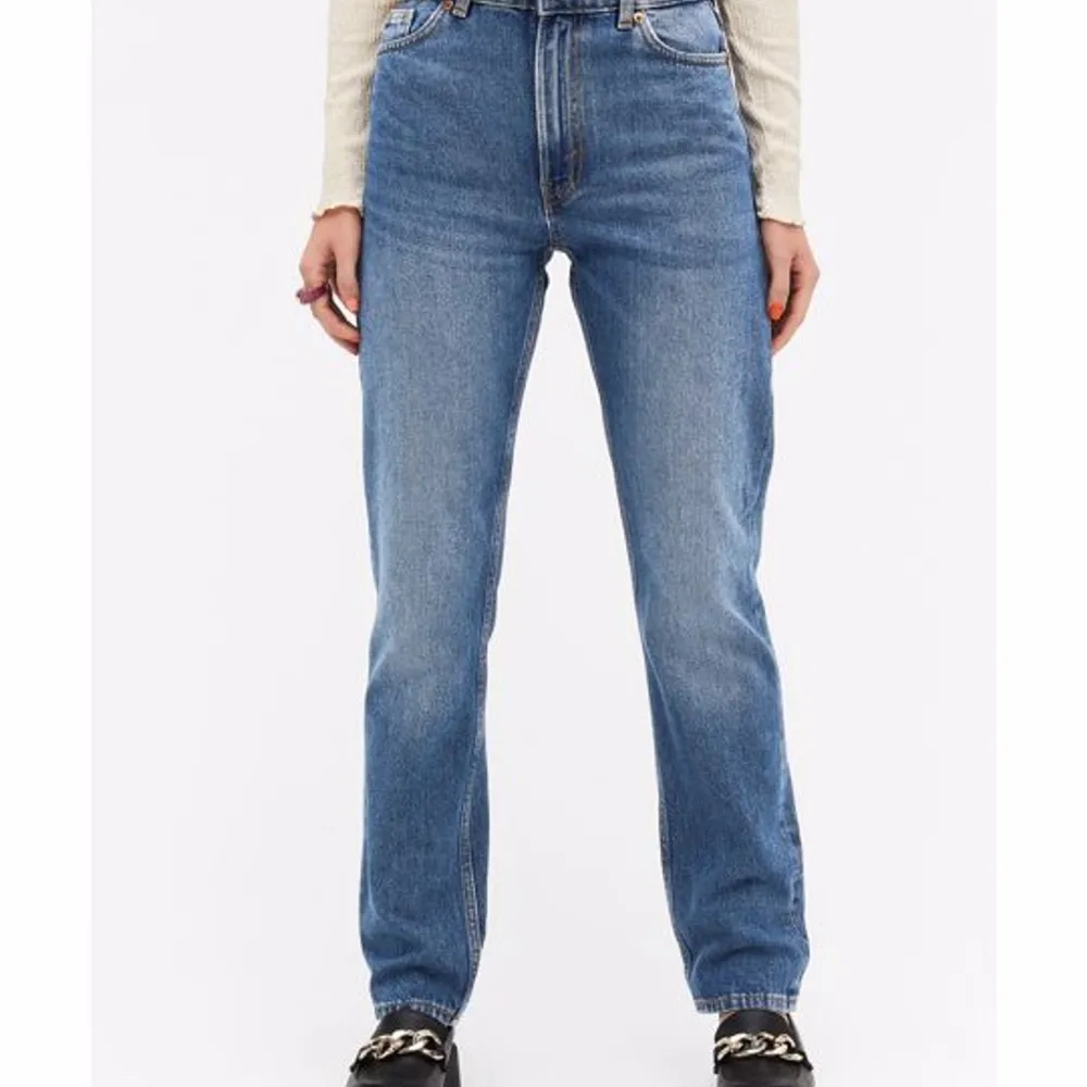 Straight jeans med mid/high rise. Jättenice passform men tyvärr blivit för små. Modellen heter moluna. Skriv för egna bilder. Jeans & Byxor.