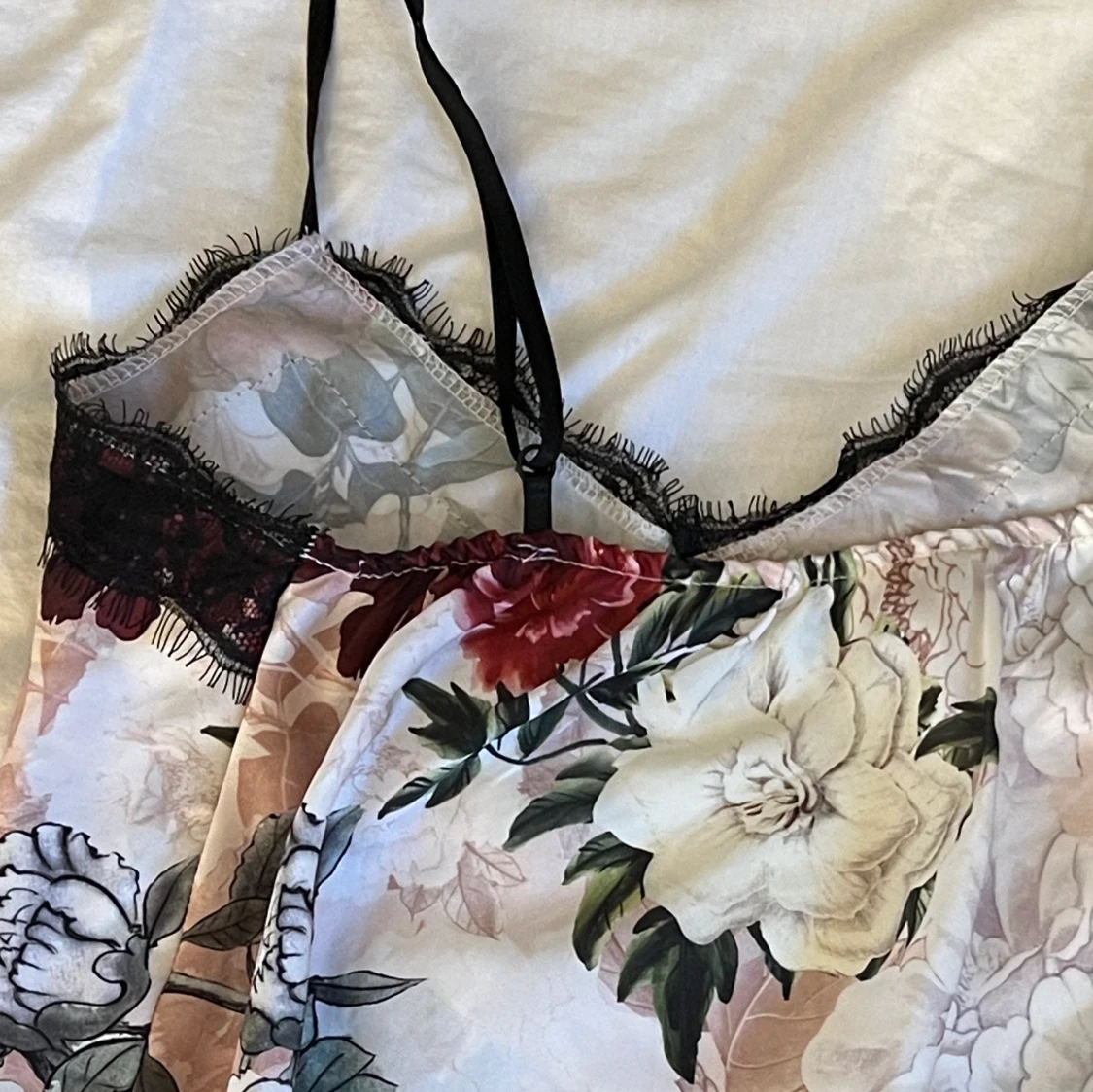 Blommigt linne med spets - 91