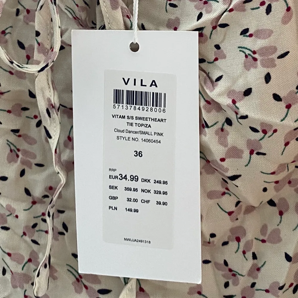Jättesöt blus från Vila med rosa Blom-mönster💞 Lappen är fortfarande kvar. Köpt för 359kr, lite liten på mig.. Blusar.