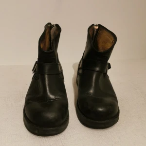 Boots - Johhny Bulls boots i skinn sparsamt använd. 6 år gammal. Köparen står för frakten. 