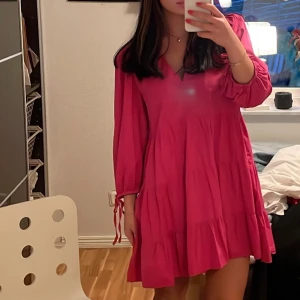 Rosa Zaraklänning - Rosa klänning från Zara! Använd två gånger 💕 Kan skicka fler bilder