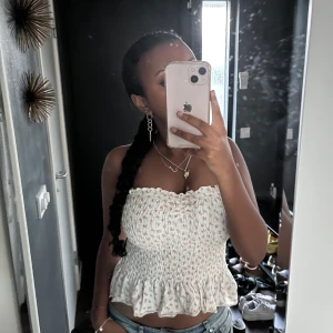 Sommar topp - Säljer denna topp från american eagle! Har använts exakt två gånger. Inga defekter eller liknade då den ej har använts mycket💘