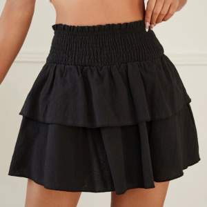 En supersöt svart kjol från Shein i strl S ❤️‍🔥