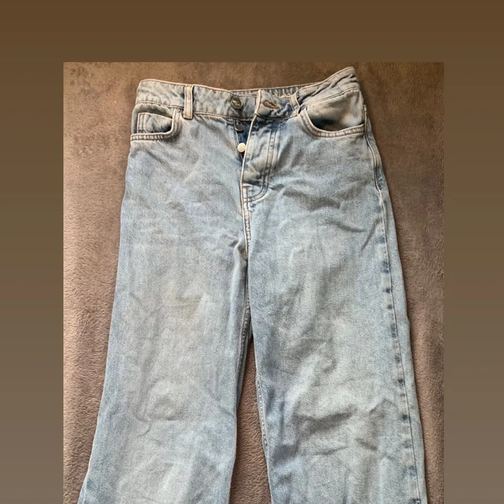 Jeans från BikBok med Wide Leg. Slitningar längst ner. Light wash färg. Storlek 24. Använda fåtal gånger. 120kr + frakt (cirka 50kr). Jeans & Byxor.