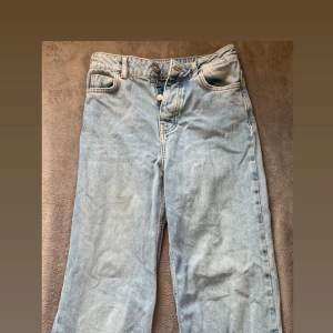Jeans från BikBok med Wide Leg. Slitningar längst ner. Light wash färg. Storlek 24. Använda fåtal gånger. 120kr + frakt (cirka 50kr)