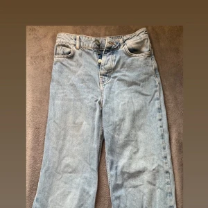Wide Leg Jeans - Jeans från BikBok med Wide Leg. Slitningar längst ner. Light wash färg. Storlek 24. Använda fåtal gånger. 120kr + frakt (cirka 50kr)