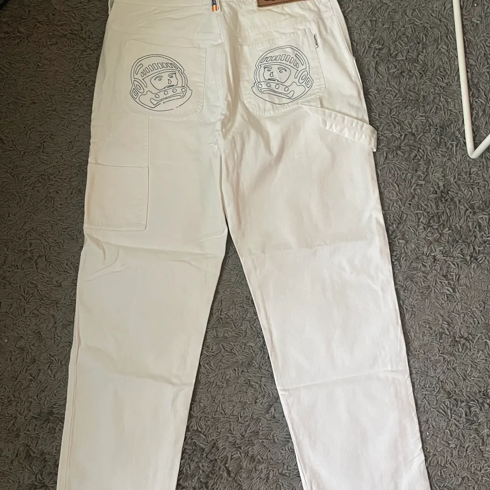 Bbc jeans med embroidered logga på bakfickorna🙌 Storlek: M (passar som 33/32) Byxorna är lite missfärgade längst upp vid patchen fast mer på insidan än utsidan . Jeans & Byxor.