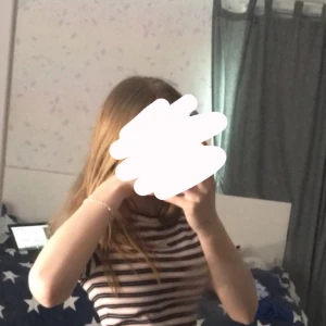 Randig topp  - Den är använd 4 gånger och har passform för mig som är 162. Kontakta mig om du vill ha mer bilder på den eller köpa💖