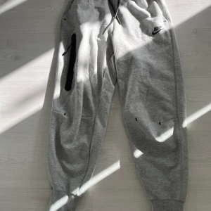 Nike tech byxor dam - Nike tech byxor, bra skick används fåtals gånger. Strl xs