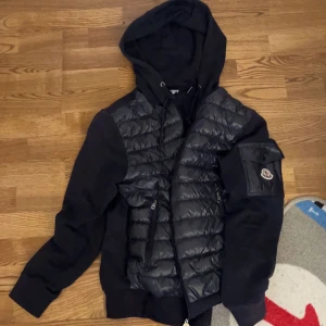 Moncler  - Size m, bra skick.