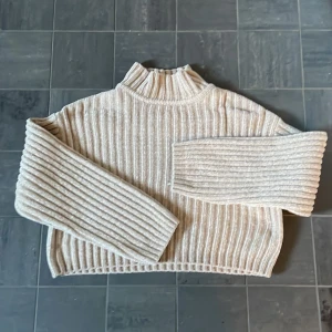 Långärmad tröja  -  Kort långärmad ribbad velourtröja med krage.  Fast pris och skickas med Dooris, 59 kr.  