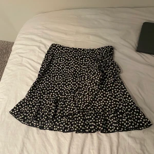 Kjol - Söt kjol med blommor på, i väldigt bra skick och sparsamt använd💕