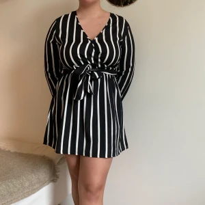 Randig omlott klänning  - Superfin randig omlott klänning från Boohoo! Knappt använd och tunn i materialet. Man kan både knyta den fram och på sidan!  Priset kan diskuteras!🥰