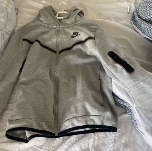 Nike tech fleece - Säljer nu min Nike tech fleece och den är inte mycket alls använd, köptes ungefär i maj 2022 och storleken är XL i barn så du den passar folk  som bär XS/S o de är för både killar o tjejer ,frakt kan diskuteras privat 🥰