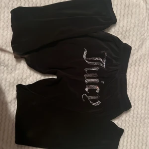 Storlek xxs - Jätte fina juicy byxor men tyvärr är dem för små på mig nu och har inget att göra med dem och man kan diskutera priset med mig💕